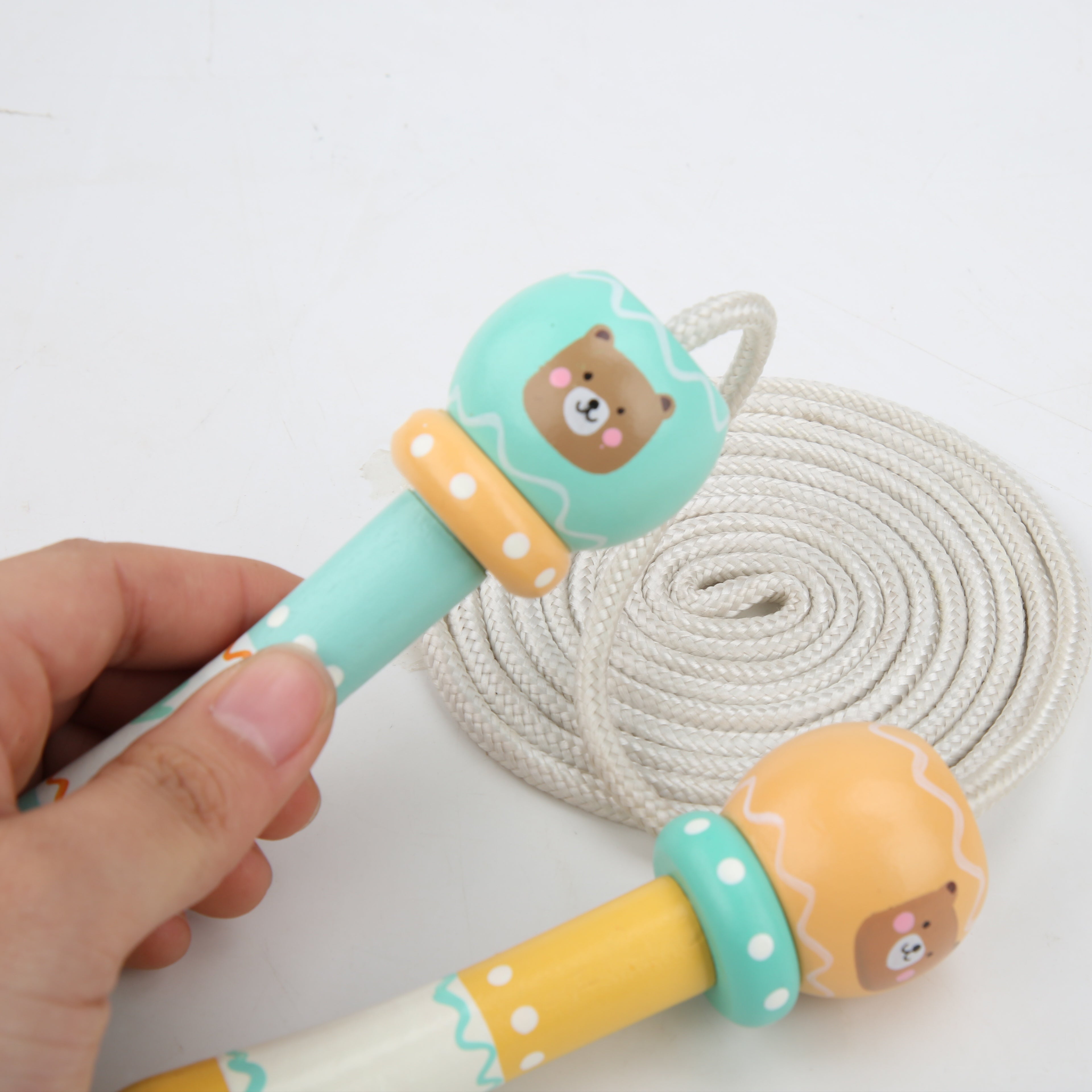 Cuerda de saltar con asas de madera