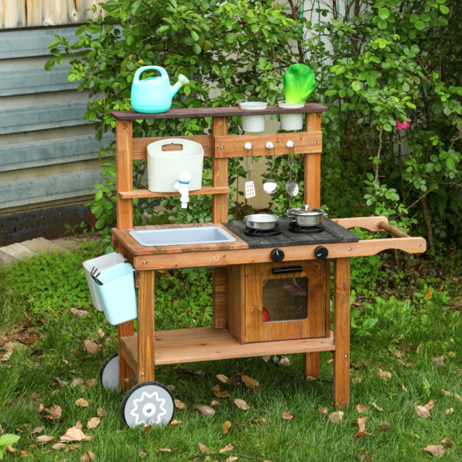 Cocina exterior con jardinera con rueditas