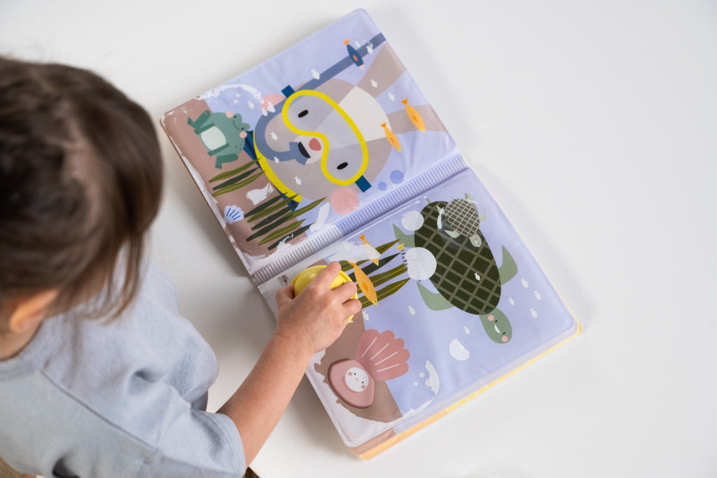 Libro de agua Peek-a-boo de Taf Toys