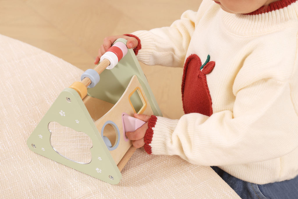 Triángulo de madera con actividades