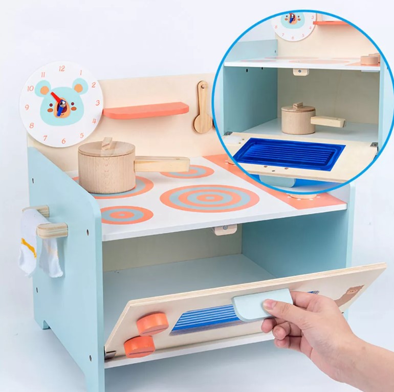 Cocina bajita de madera con accesorios