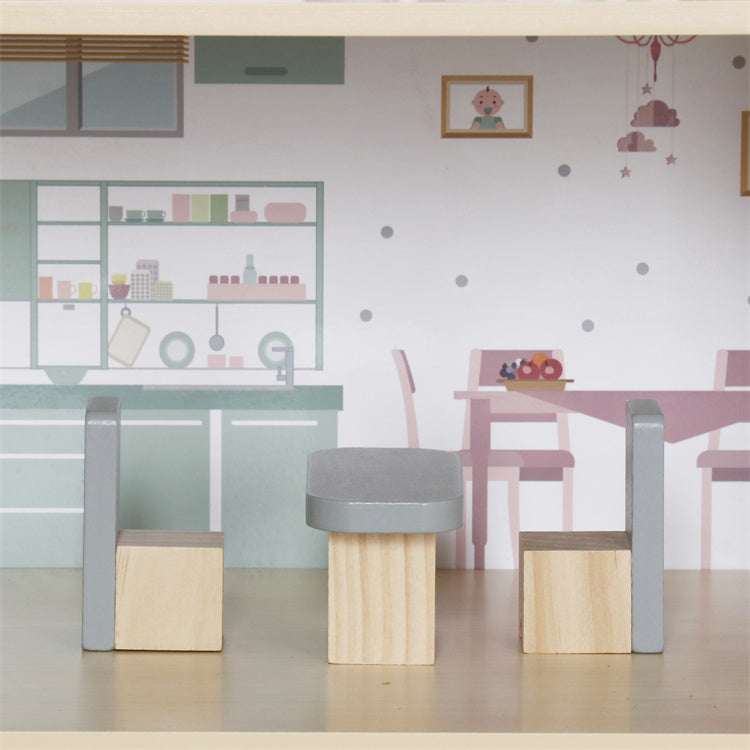 Casita de muñecas de madera con balcón